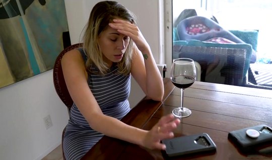 Пьяная мамаша напилась красным вином и пригласила друга приехать к ней...