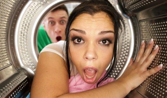 Толстушка брюнетка выставила мокрые дырочки для страстного секса